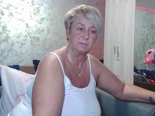 LovePinkLilli webcam