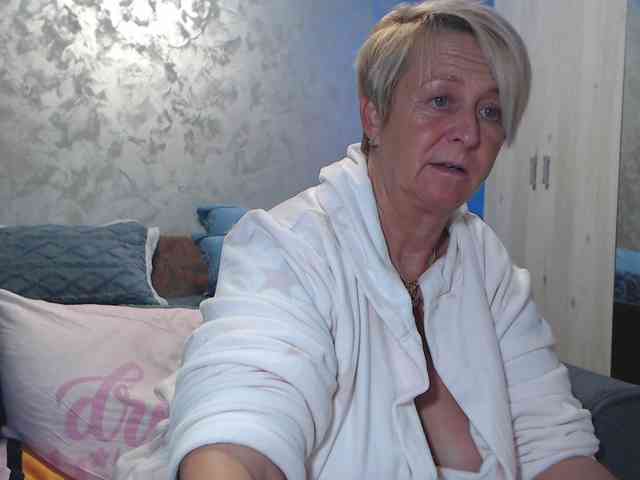 LovePinkLilli webcam