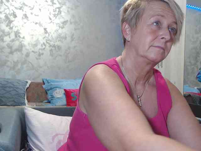 LovePinkLilli webcam