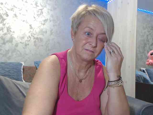 LovePinkLilli webcam