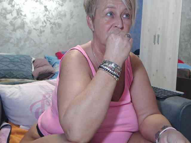 LovePinkLilli webcam