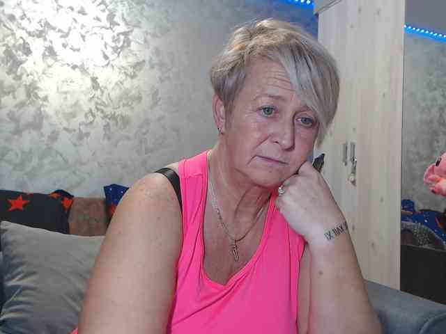 LovePinkLilli webcam