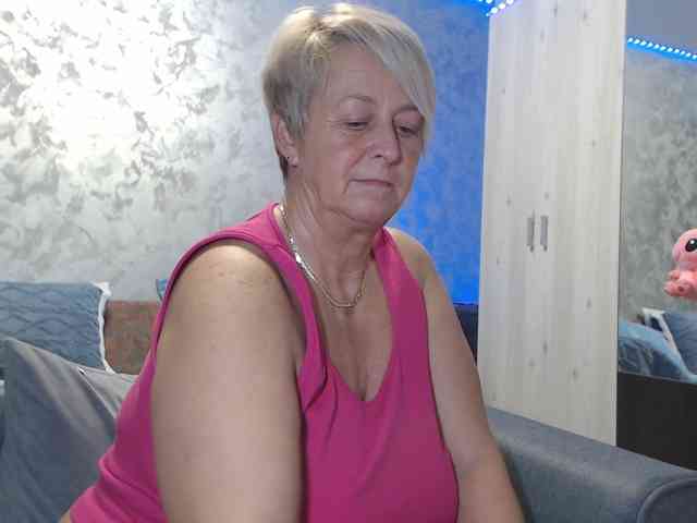 LovePinkLilli webcam