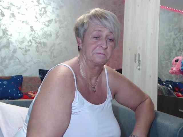 LovePinkLilli webcam