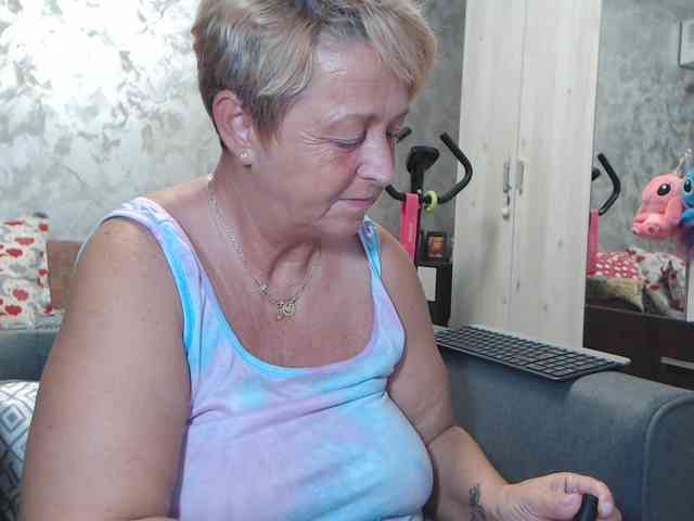 LovePinkLilli webcam
