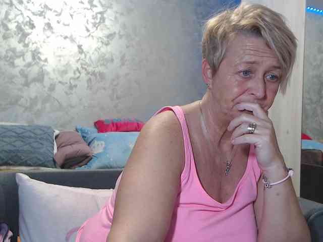 LovePinkLilli webcam