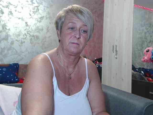 LovePinkLilli webcam