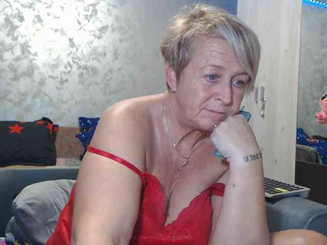 LovePinkLilli webcam