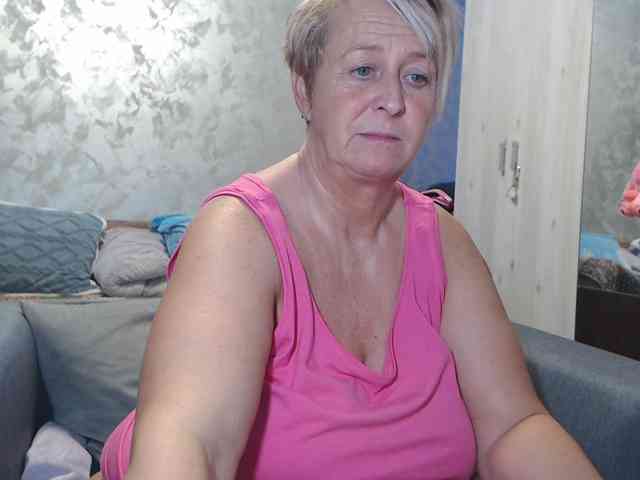 LovePinkLilli webcam