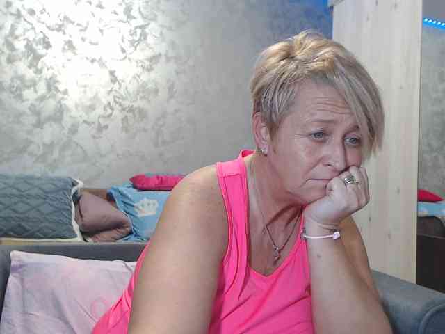 LovePinkLilli webcam