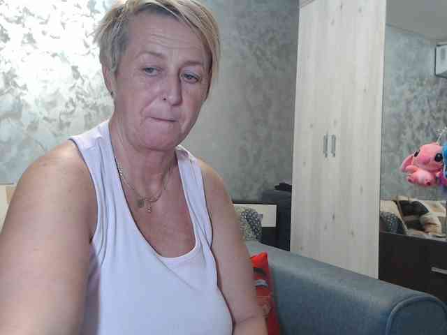 LovePinkLilli webcam