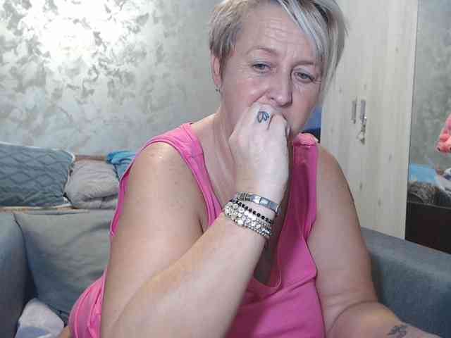 LovePinkLilli webcam