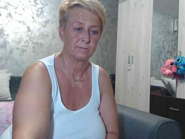 LovePinkLilli webcam