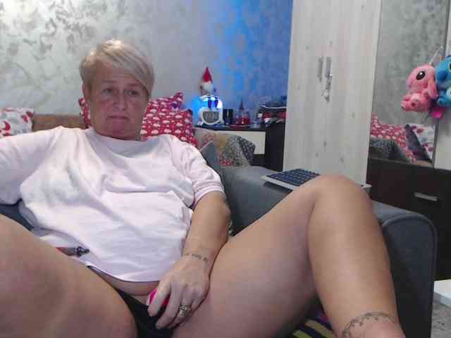 LovePinkLilli webcam