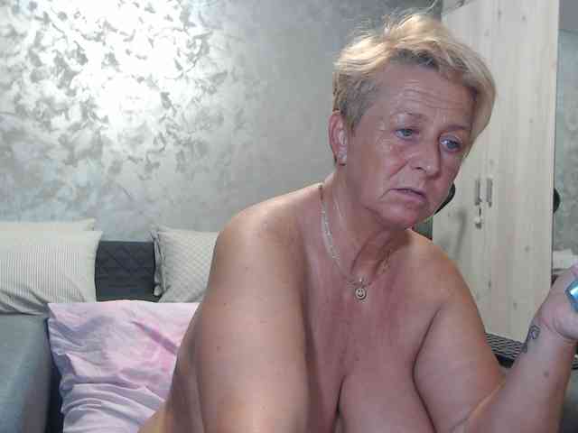 LovePinkLilli webcam