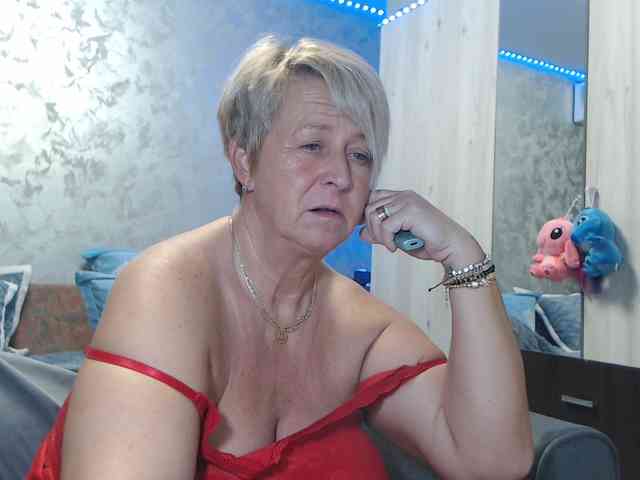 LovePinkLilli webcam