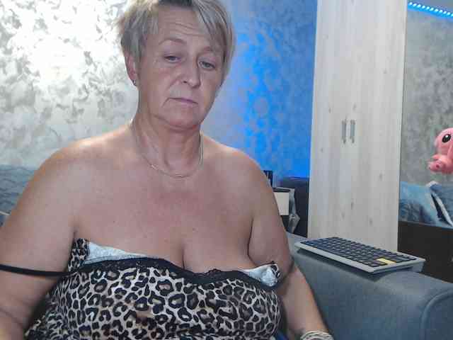 LovePinkLilli webcam