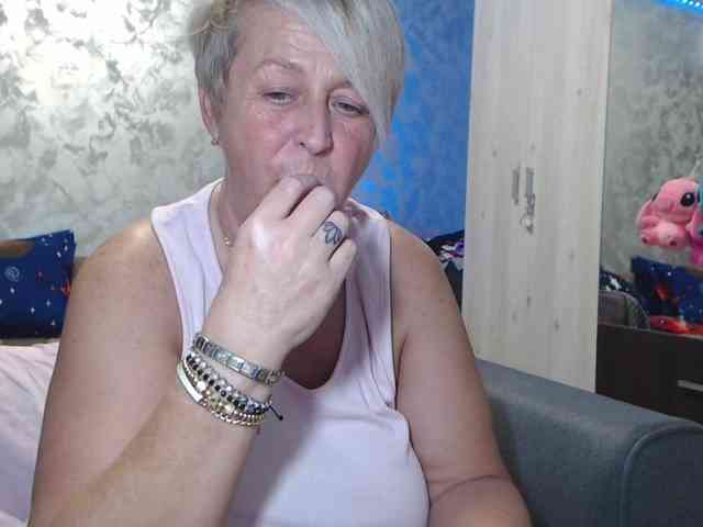 LovePinkLilli webcam