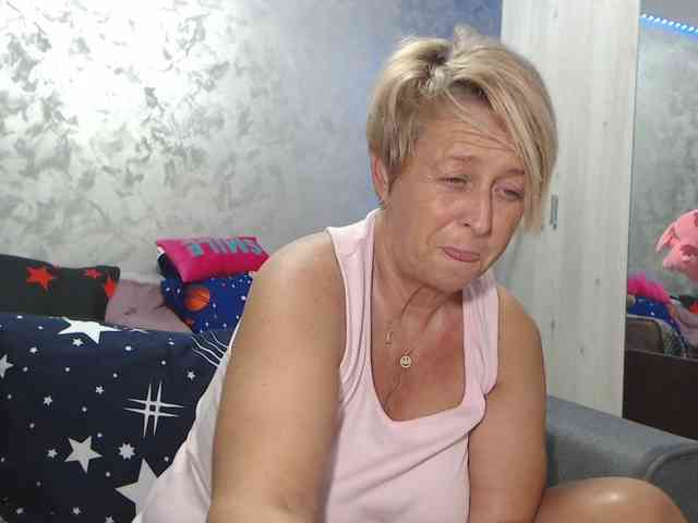 LovePinkLilli webcam