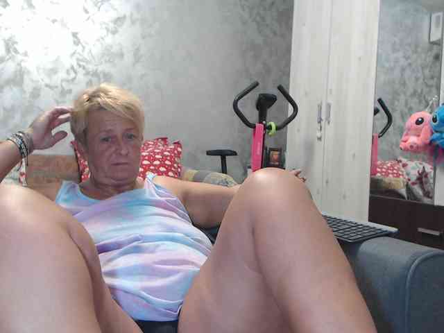 LovePinkLilli webcam