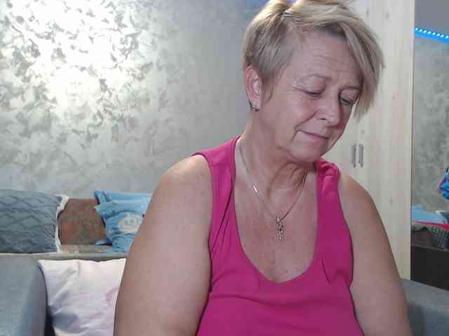 LovePinkLilli webcam