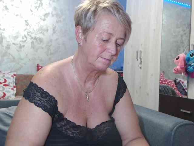 LovePinkLilli webcam