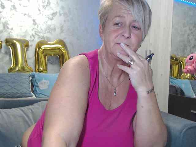 LovePinkLilli webcam