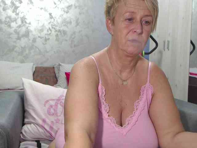 LovePinkLilli webcam