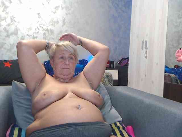 LovePinkLilli webcam