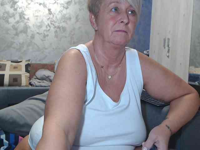 LovePinkLilli webcam