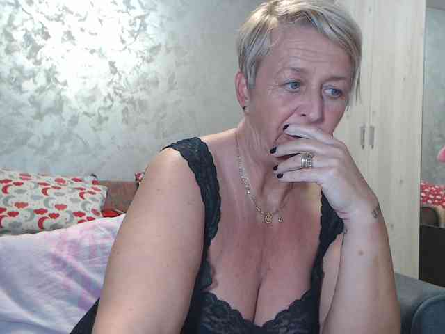 LovePinkLilli webcam