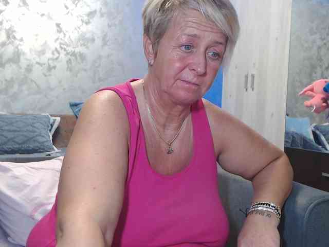 LovePinkLilli webcam