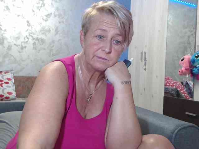 LovePinkLilli webcam