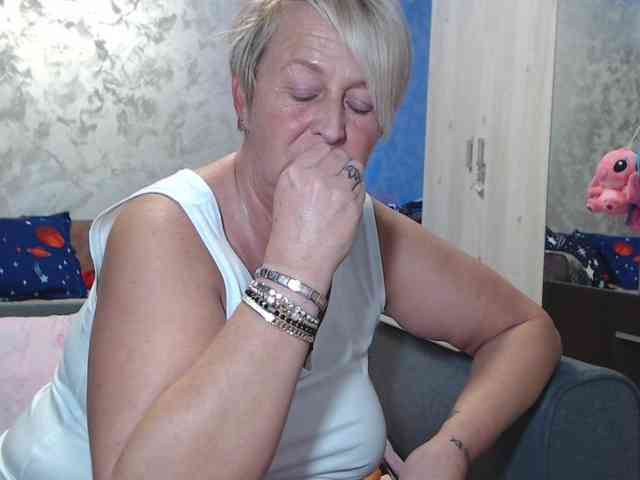 LovePinkLilli webcam