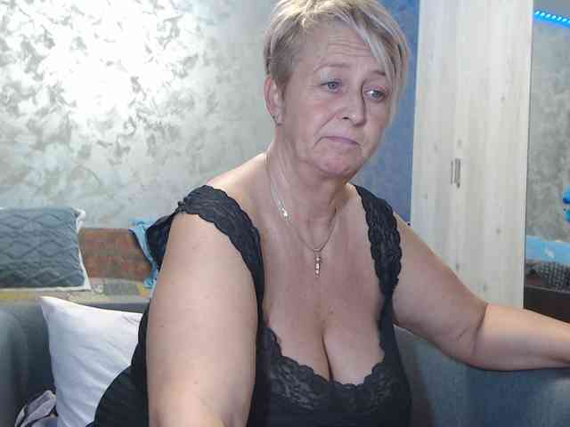 LovePinkLilli webcam