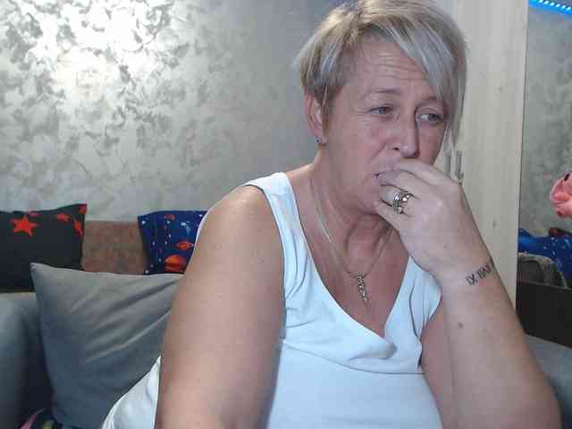 LovePinkLilli webcam