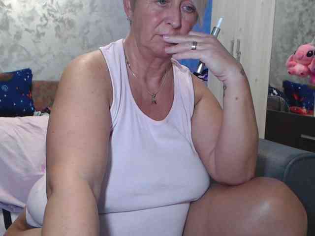 LovePinkLilli webcam