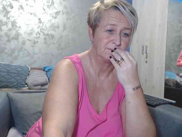 LovePinkLilli webcam