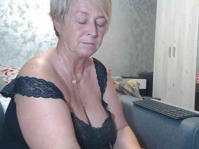 LovePinkLilli webcam