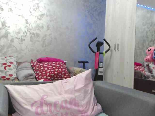 LovePinkLilli webcam