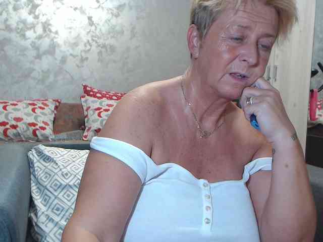 LovePinkLilli webcam