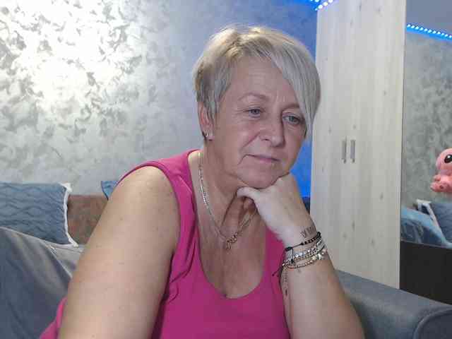 LovePinkLilli webcam