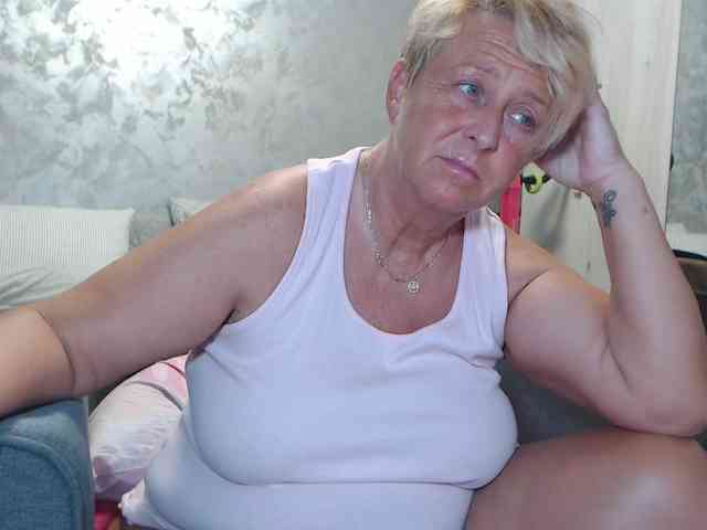 LovePinkLilli webcam