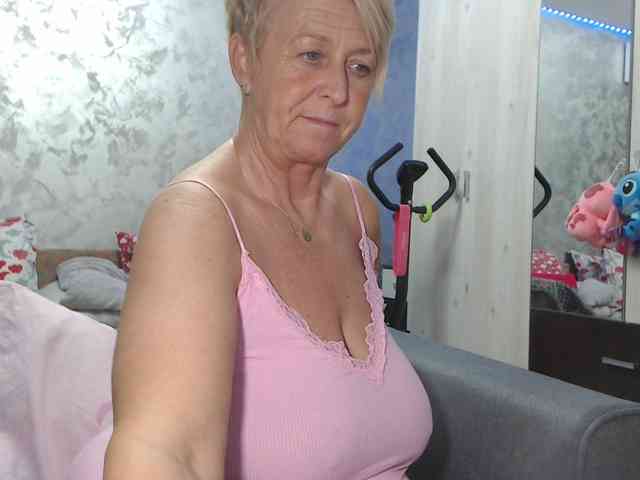 LovePinkLilli webcam