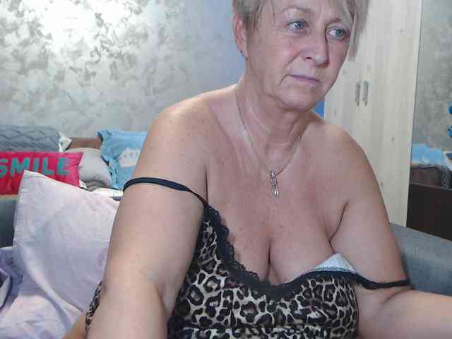 LovePinkLilli webcam