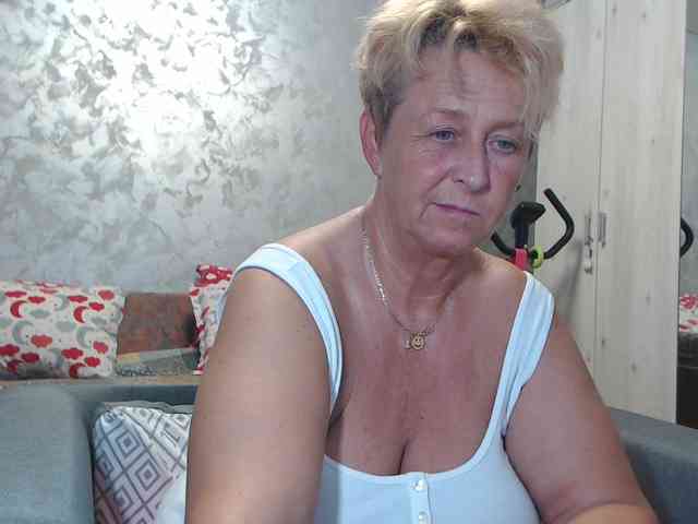 LovePinkLilli webcam
