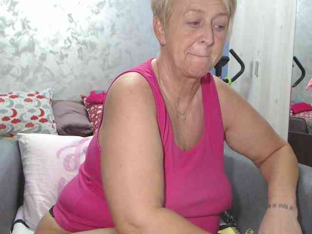 LovePinkLilli webcam