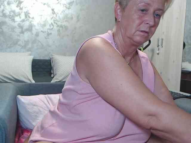 LovePinkLilli webcam