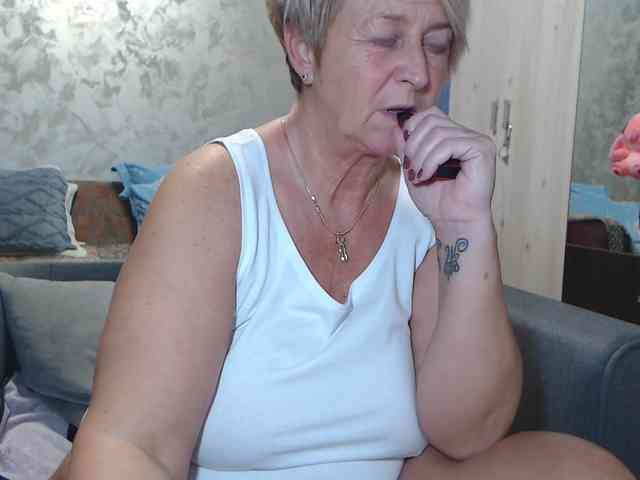 LovePinkLilli webcam