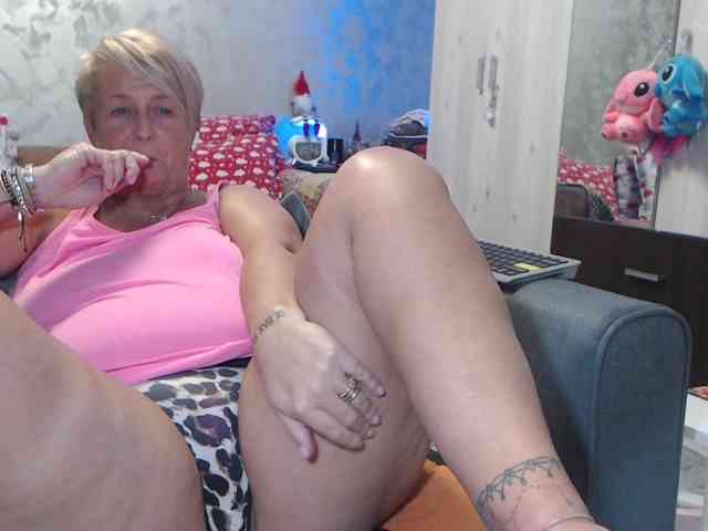 LovePinkLilli webcam